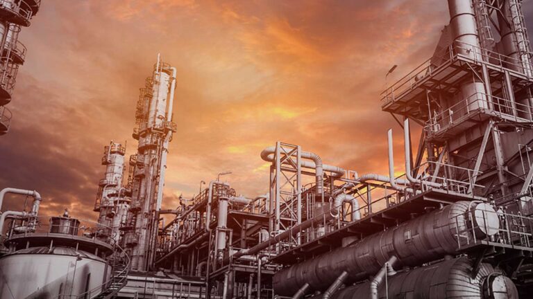 Impianto industriale al tramonto, immagine di sfondo per contenuti Gartec